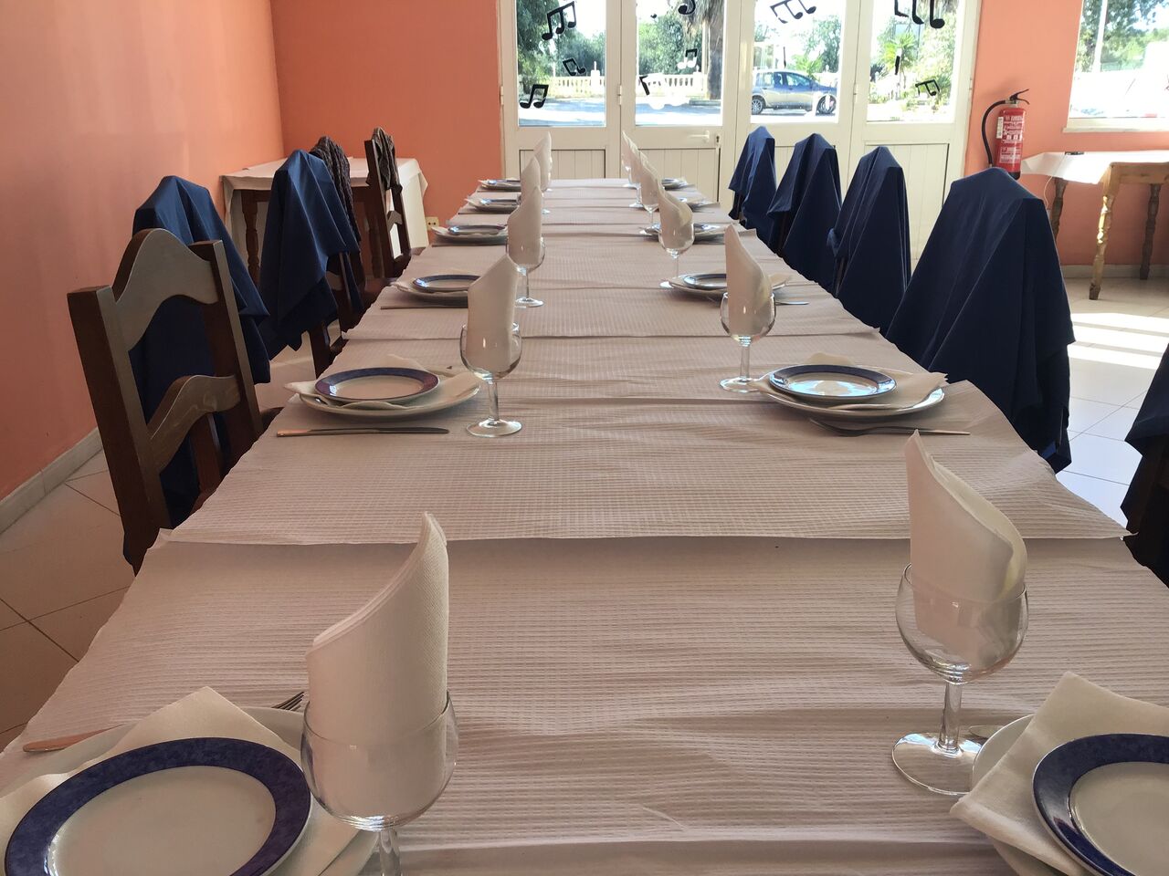Mesa posta para grupo